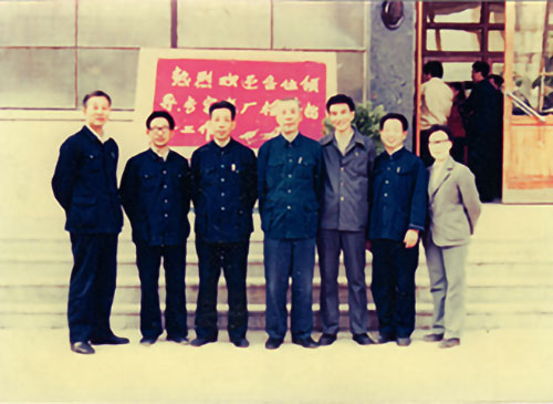 1985年5月，芝麻香學術討論會在景芝酒業召開。周恒剛（中）、沈怡方（右三）、金佩璋（右一）、于樹民（右五）等與公司人員合影